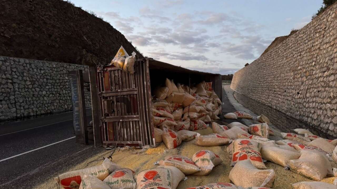 demirkapi-tuneli-girisinde-yem-yuklu-tir-devrildi-2-yarali