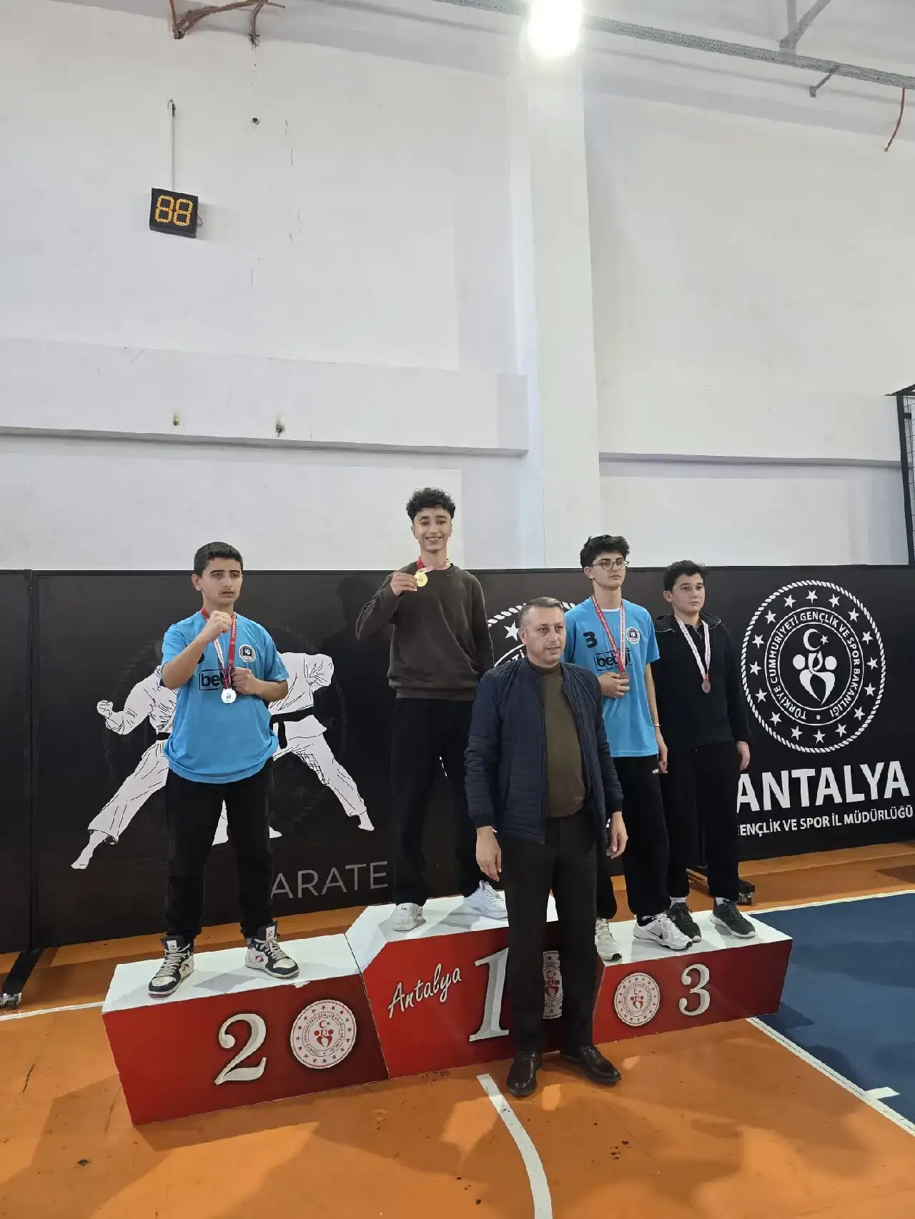 kemerin-karate-takimi-antalyada-madalya-kazandi243