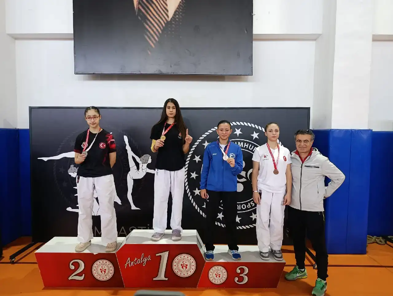 kemerin-karate-takimi-antalyada-madalya-kazandi34