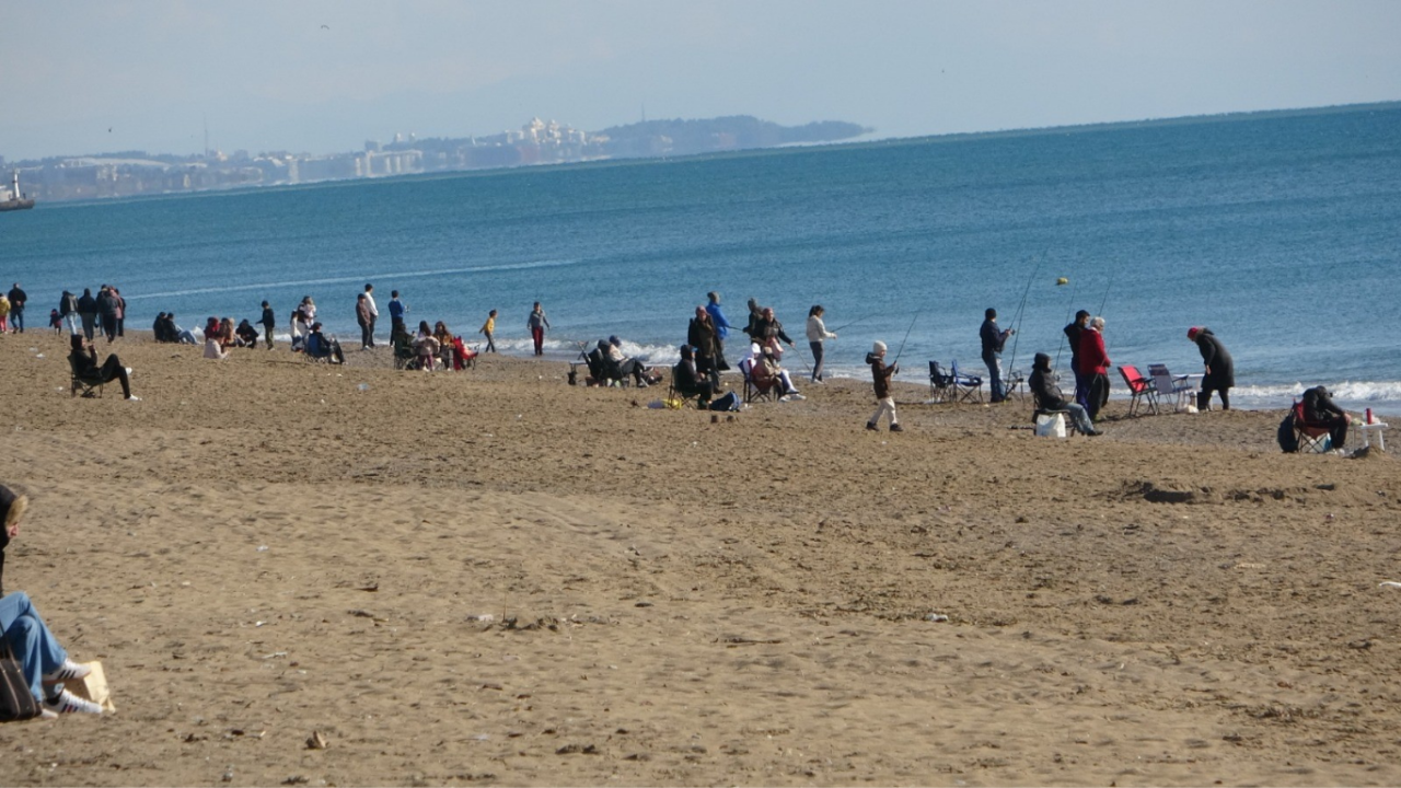 antalyada-ilginc-tablo-deniz-daha-sicak-hava-daha-serin