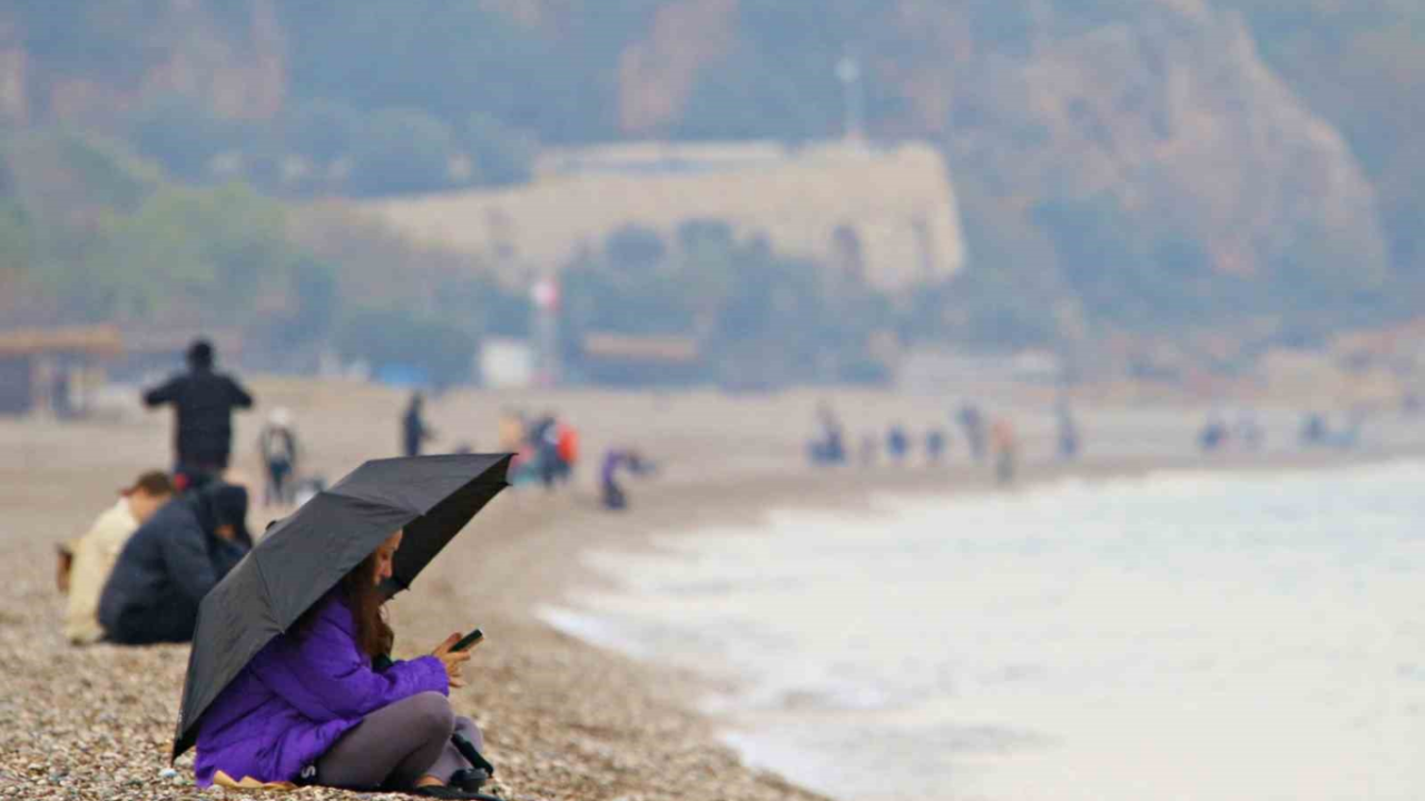 antalyada-ilginc-tablo-deniz-daha-sicak-hava-daha-serin