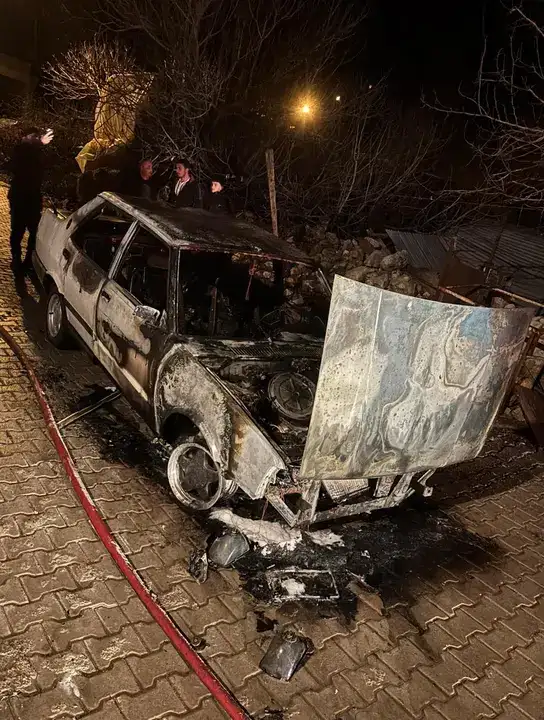 burdur-avdancik-koyunde-arac-yangini-evleri-tehdit-etti