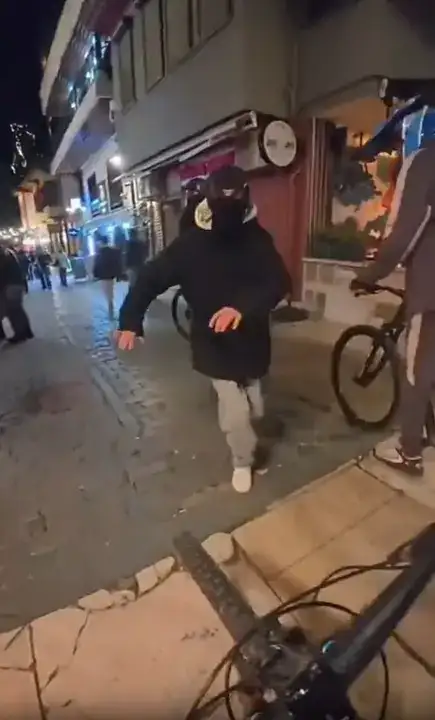 kaleicinde-bisiklet-suren-cocuga-maskeli-tehditte-flas-gelisme