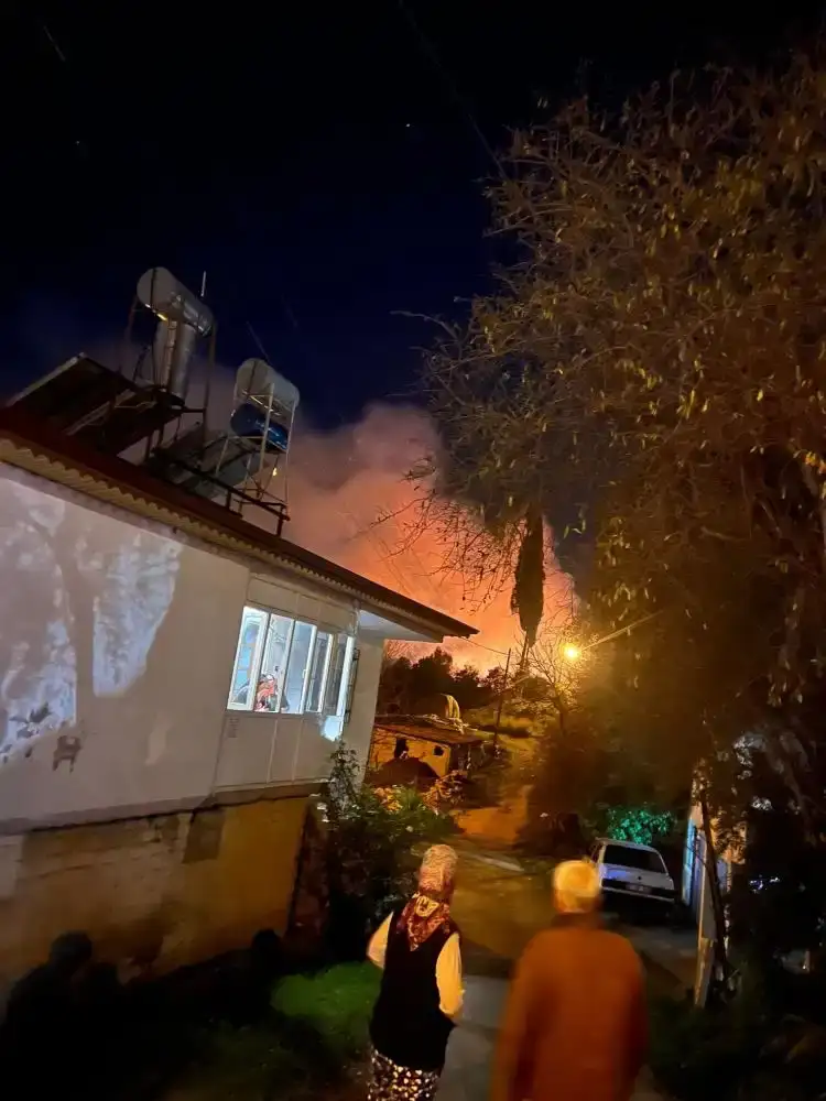 manavgatta-alevler-karayolunu-aydinlatti-yol-kenarindaki-agaclar-alev-aldi