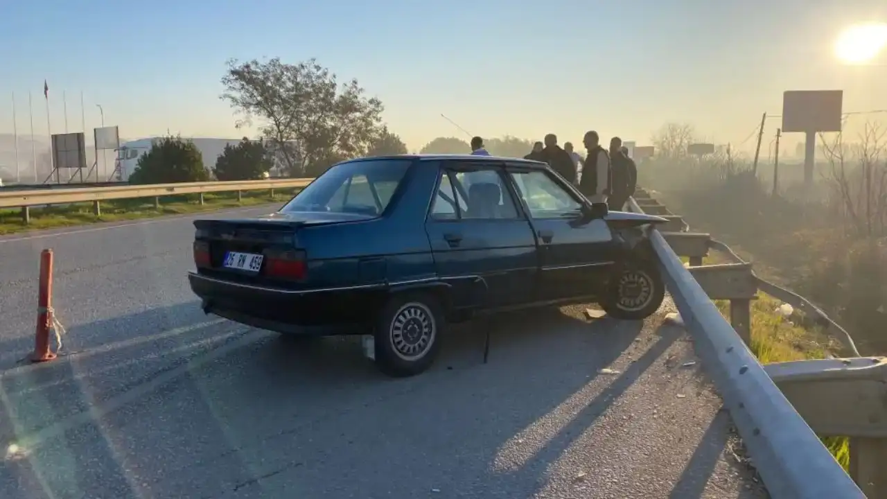 serikte-sabah-saatlerinde-facianin-esiginden-donuldu-otomobil-bariyerlerde-asili-kaldi