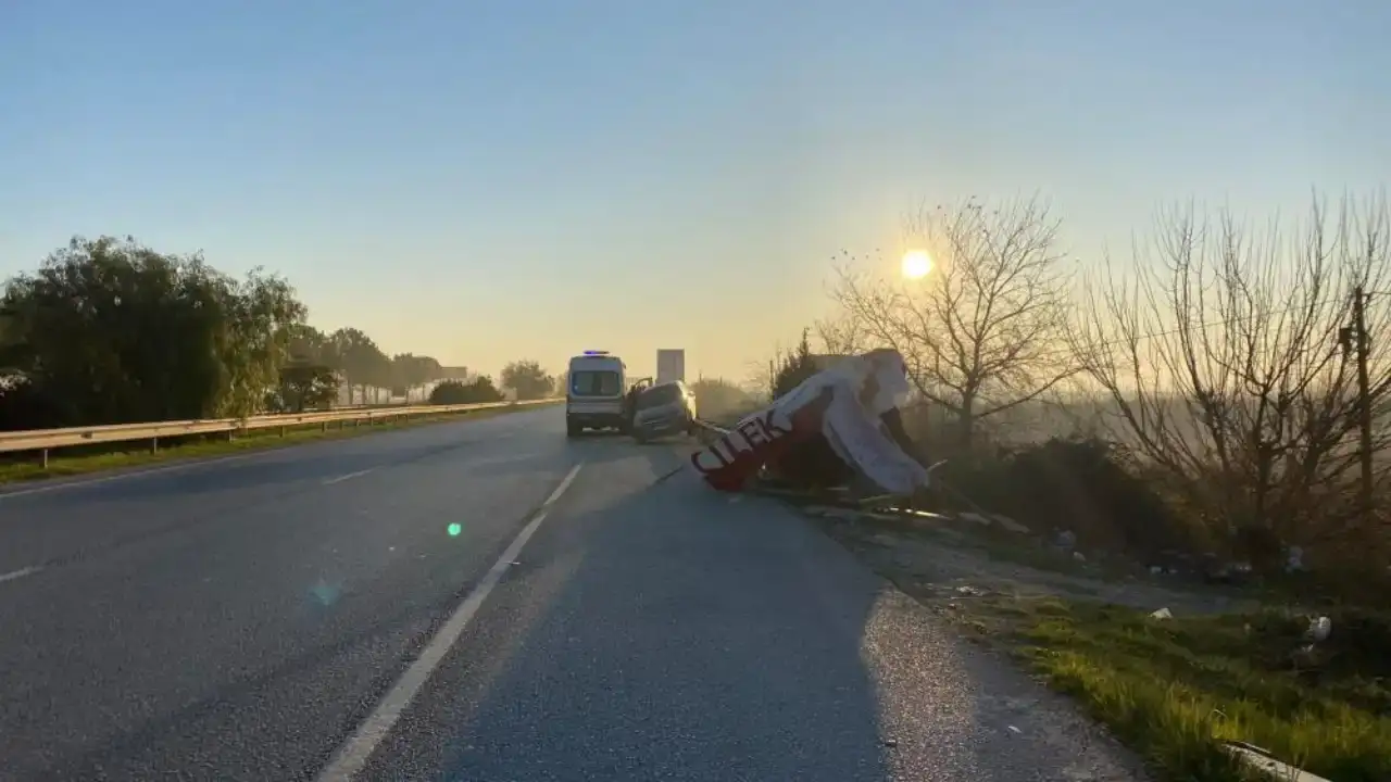 serikte-sabah-saatlerinde-facianin-esiginden-donuldu-otomobil-bariyerlerde-asili-kaldi