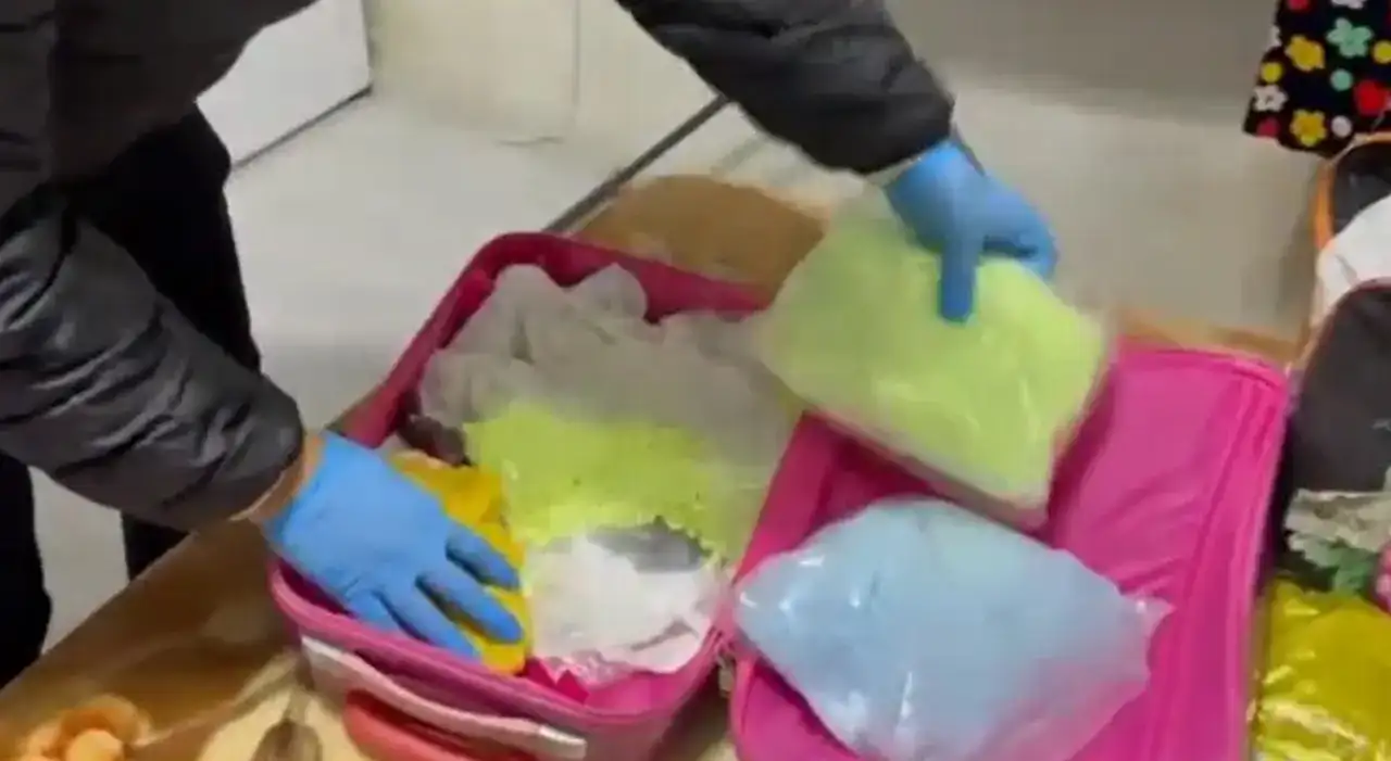 antalyada-taksiye-ve-eve-baskin-15-bin-ecstasy-cocuk-valizinden-cikti