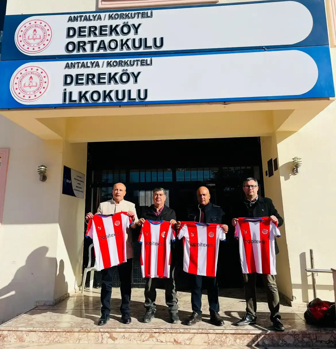 antalyaspor-formalari-korkutelide-minik-taraftarlarla-bulustu