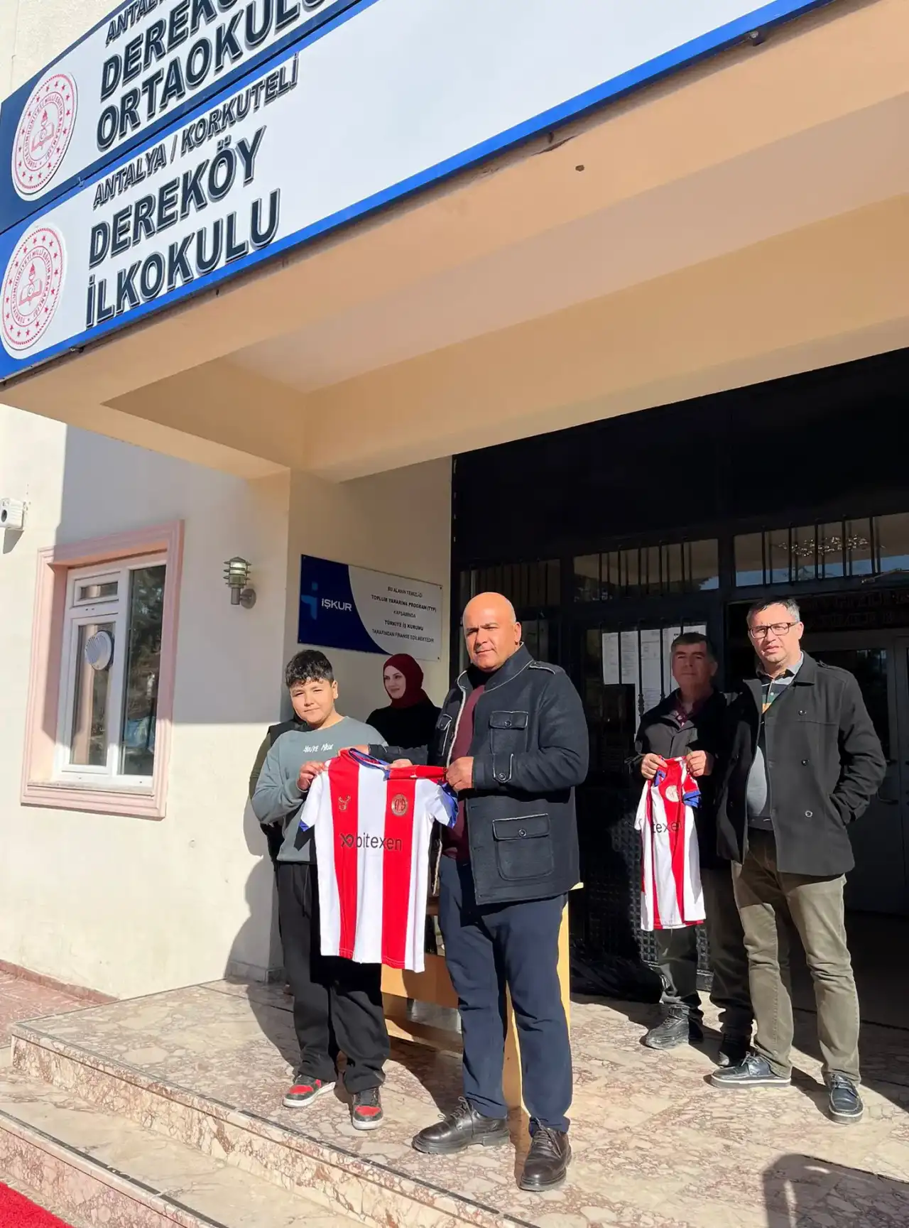 antalyaspor-formalari-korkutelide-minik-taraftarlarla-bulustu