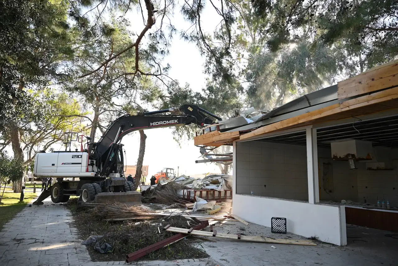 kemerde-yikimi-engellemek-istediler-belediye-ekipleri-kacak-yapilari-yikti