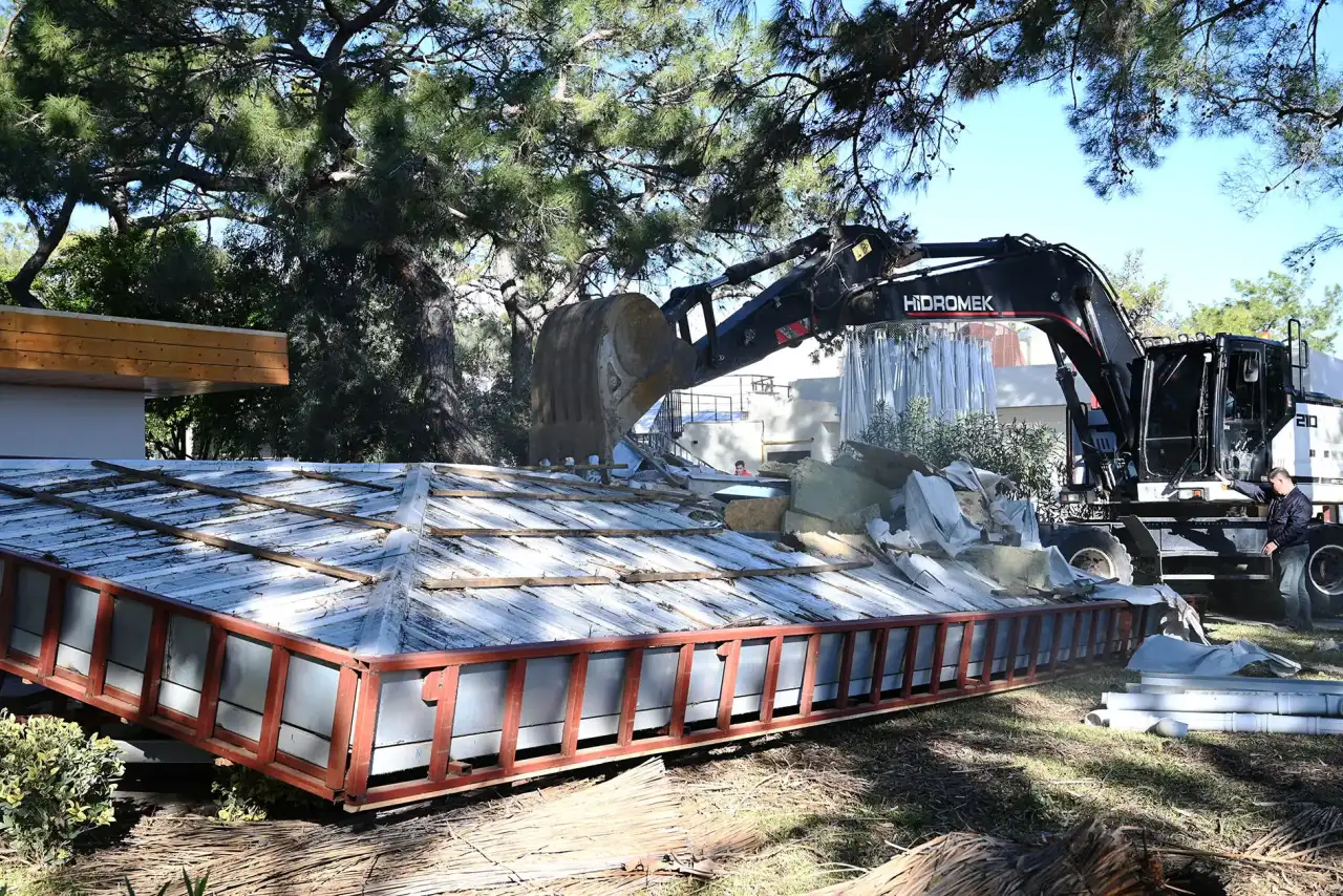 kemerde-yikimi-engellemek-istediler-belediye-ekipleri-kacak-yapilari-yikti