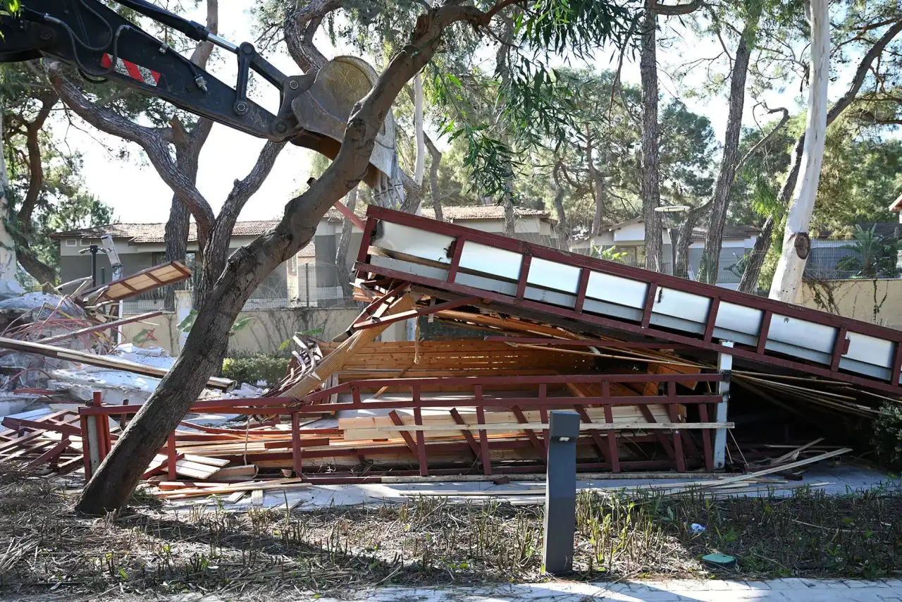 kemerde-yikimi-engellemek-istediler-belediye-ekipleri-kacak-yapilari-yikti