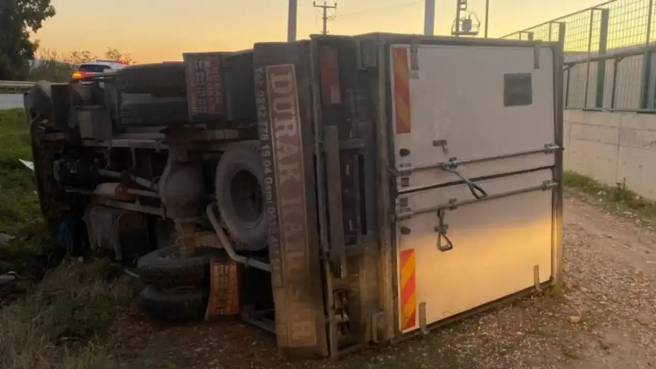 serikte-sarampole-ucarak-devrilen-kamyonet-surucusu-agir-yaralandi