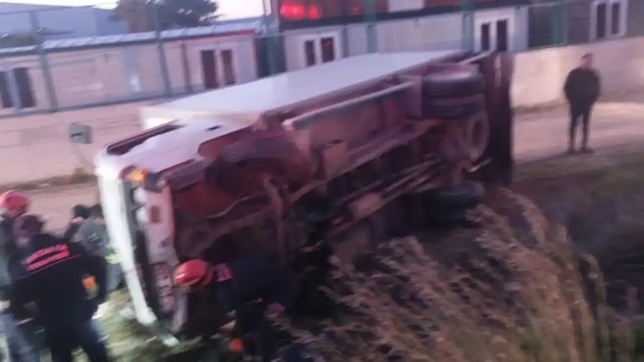 serikte-sarampole-ucarak-devrilen-kamyonet-surucusu-agir-yaralandi