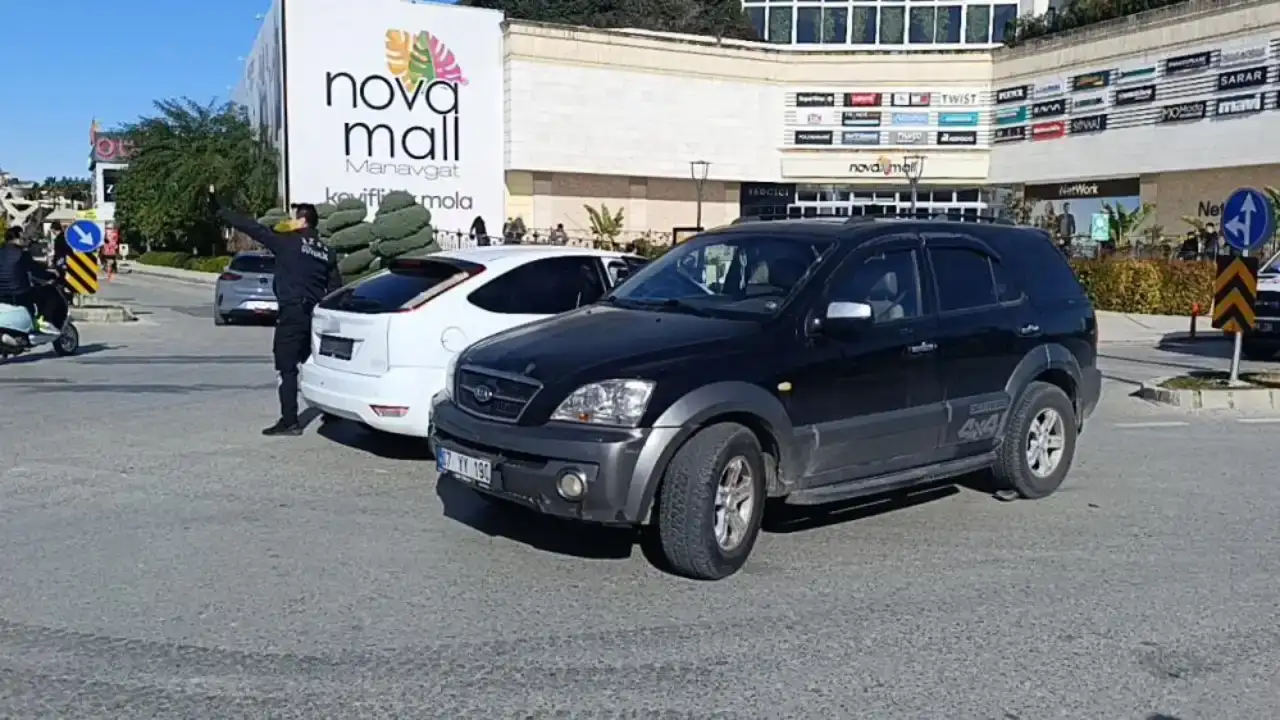 manavgatta-iki-otomobil-carpisti-yarali-kucuk-kiz-anne-diye-agladi