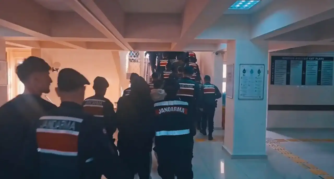 antalya-dahil-9-ilde-organize-suc-orgutlerine-operasyon-7-milyar-tllik-para-trafigi-ortaya-cikti