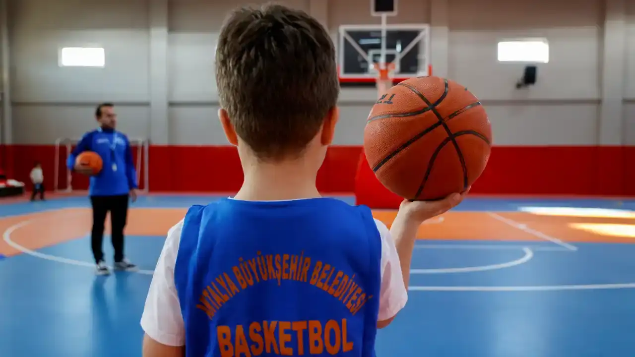 kasli-cocuklarin-bulusma-noktasi-spor-salonu