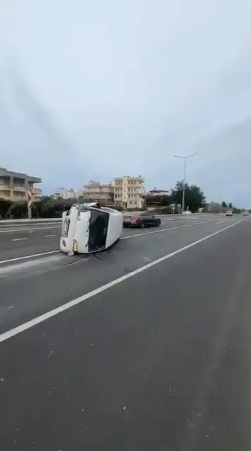 manavgatta-emniyet-seridindeki-otomobile-carpti-2-kisi-yaralandi