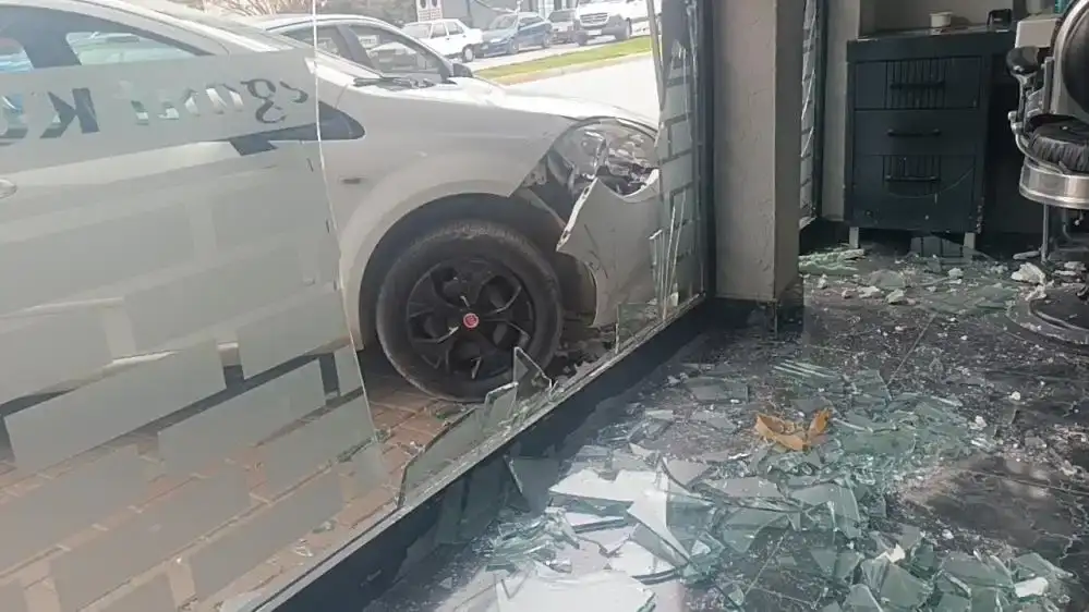 antalyada-kontrolden-cikan-otomobil-kuafore-daldi-facianin-esiginden-donuldu