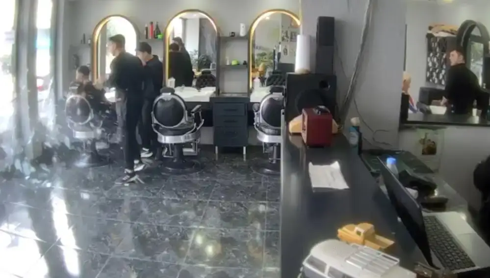 antalyada-kontrolden-cikan-otomobil-kuafore-daldi-facianin-esiginden-donuldu