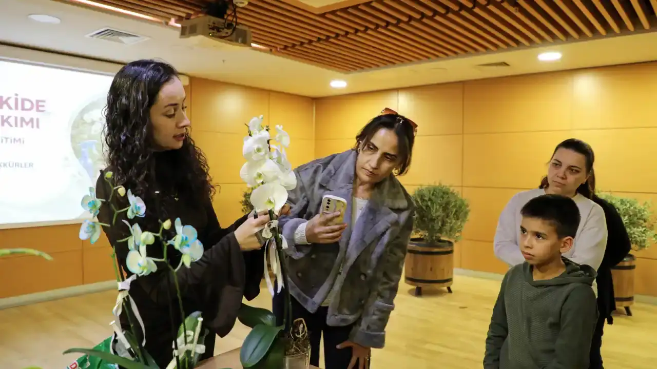 antalyada-orkide-bakimi-egitimi-dogru-yontemler-anlatildi