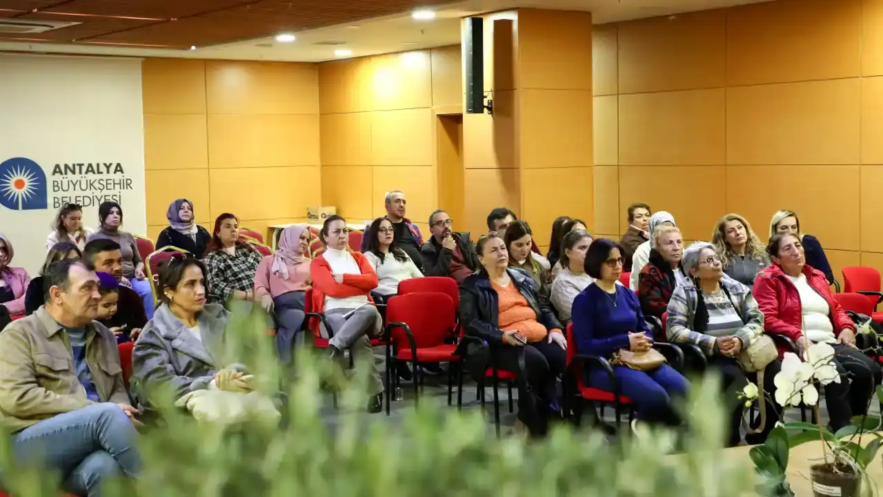 antalyada-orkide-bakimi-egitimi-dogru-yontemler-anlatildi