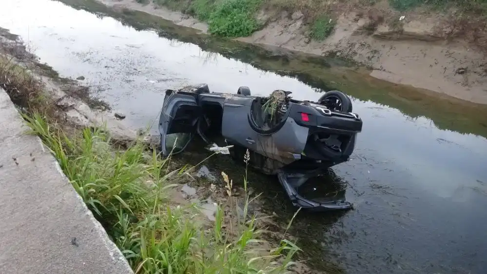 antalyada-otomobil-surucusu-direksiyon-hakimiyetini-kaybetti-duden-cayina-uctu