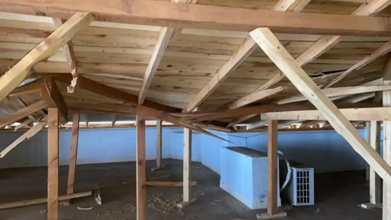 antalyada-sari-kod-uyarisi-sonra-siddetli-ruzgar-okulun-catisina-zarar-verdi