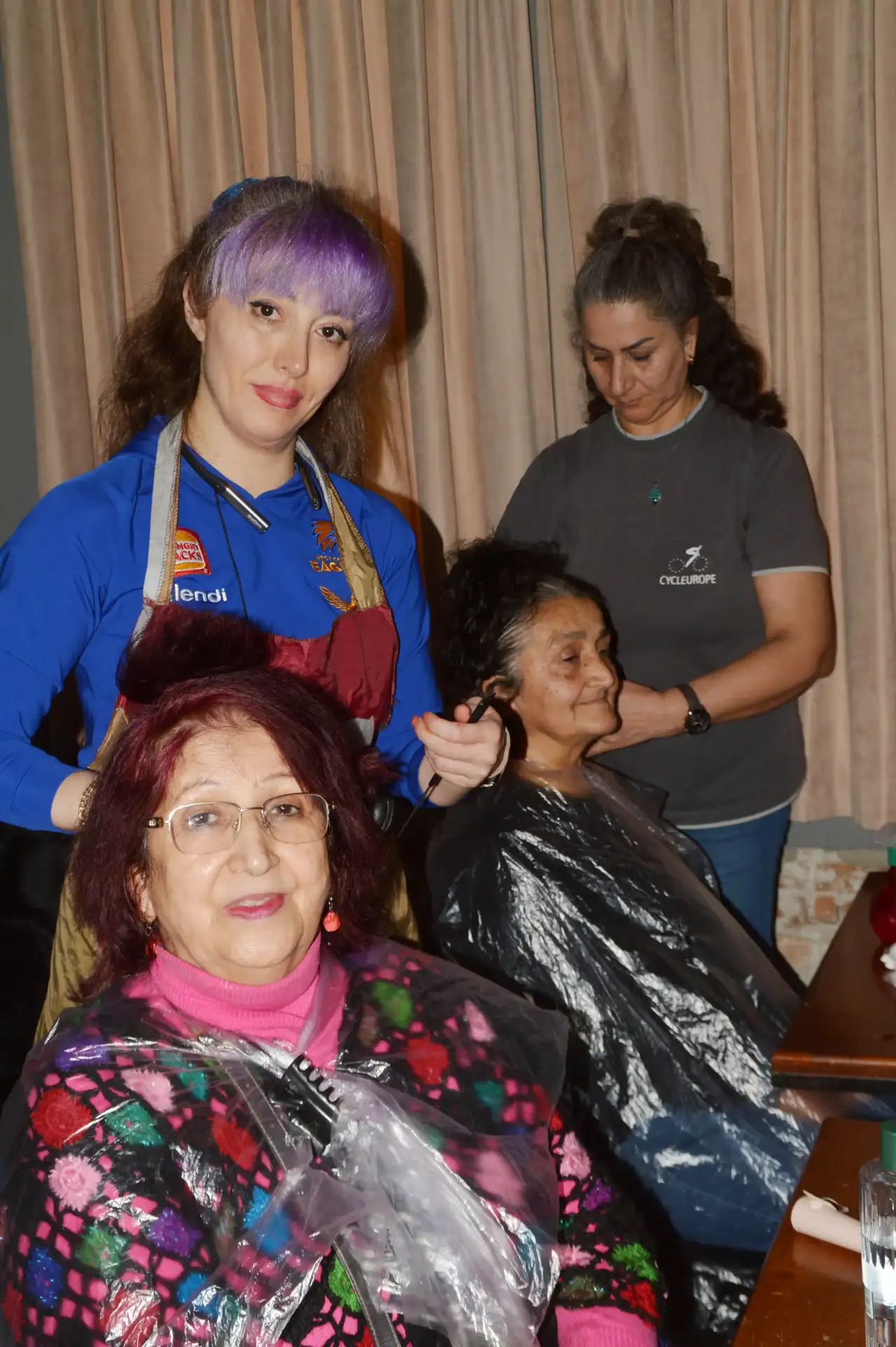 antalyada-yurek-isitan-dokunus-iranli-kuaforler-yaslilarin-gonlune-dokundu