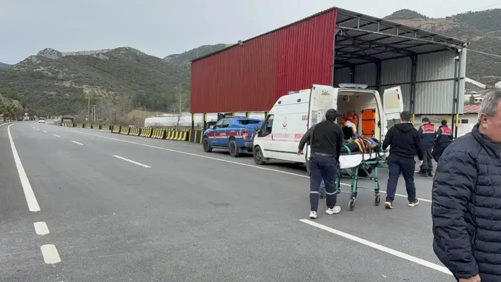 gazipasada-otomobil-jandarma-noktasina-daldi-4-kisi-yaralandi