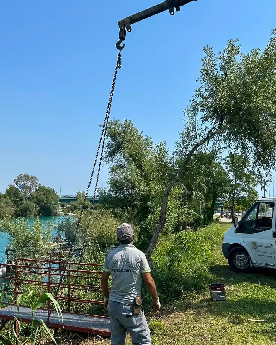 manavgat-irmaginda-belediye-tarafindan-kacak-yapilar-yikildi