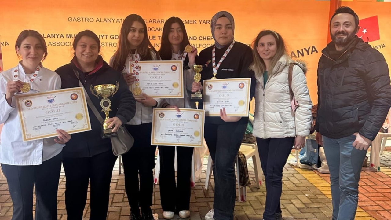 alanyada-buyuk-rekabet-zirvenin-sahibi-antalya-belek-universitesi