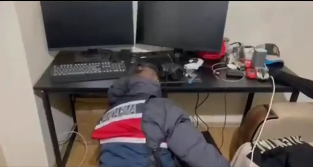 antalya-dahil-17-il-merkezli-siber-dolandiricilik-21-milyar-tllik-para-trafigi