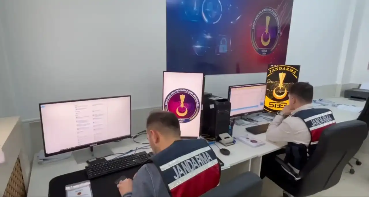 antalya-dahil-17-il-merkezli-siber-dolandiricilik-21-milyar-tllik-para-trafigi