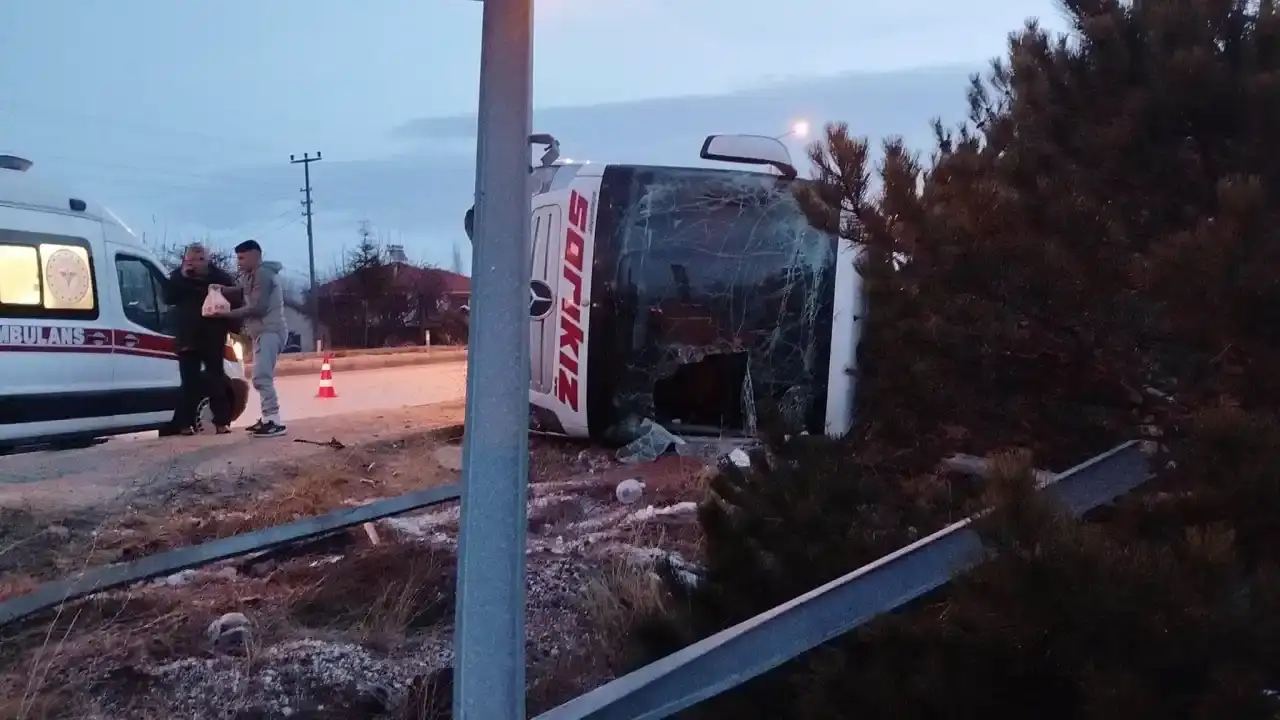 antalya-yolunda-dehset-yolcu-otobusu-gizli-buzlanmada-devrildi