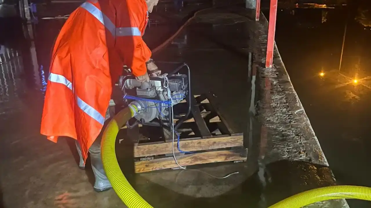 antalyada-firtina-mesaisi-buyuksehir-ekipleri-kumlucada-can-kurtardi