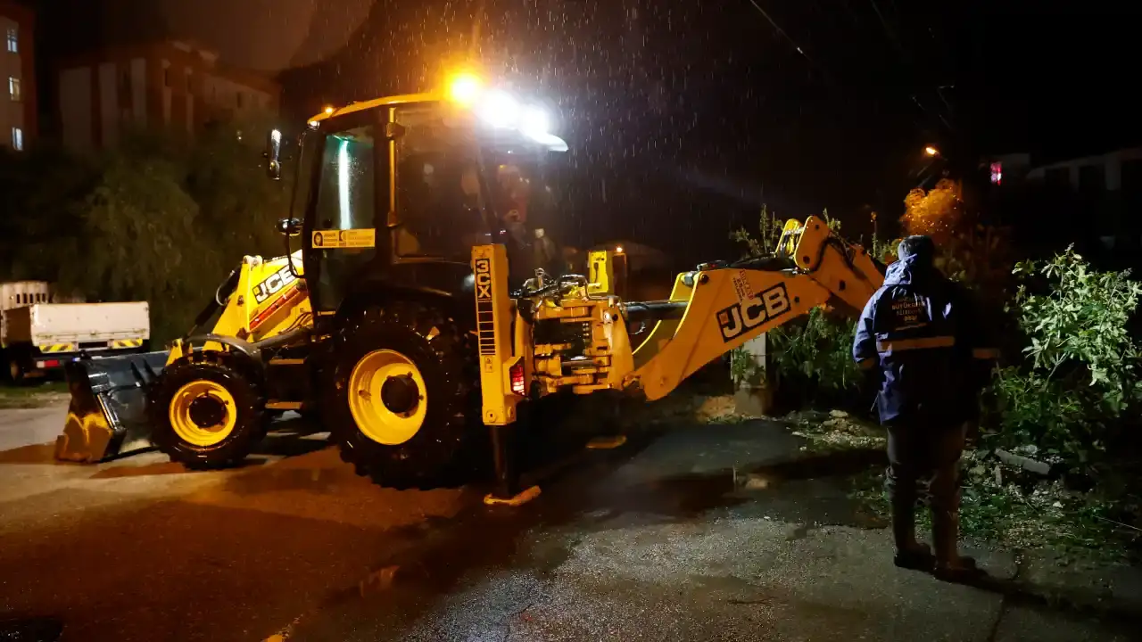 antalyada-firtina-mesaisi-buyuksehir-ekipleri-kumlucada-can-kurtardi