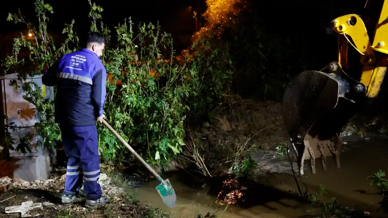 antalyada-firtina-mesaisi-buyuksehir-ekipleri-kumlucada-can-kurtardi