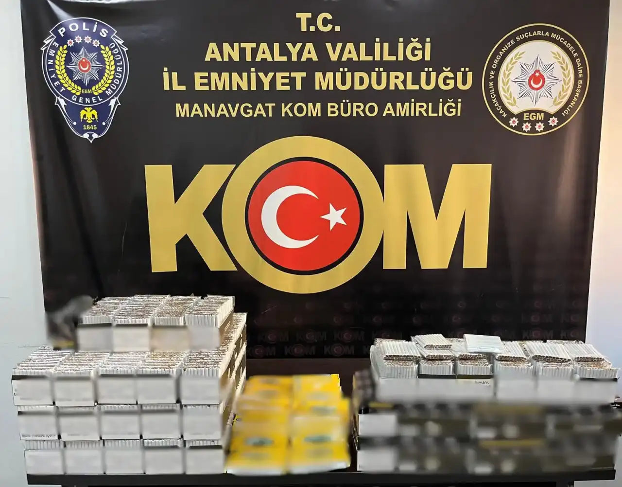 antalyada-kacakcilik-ve-orgut-suclarinda-cok-sayida-tutuklama-12-supheli-tutuklandi