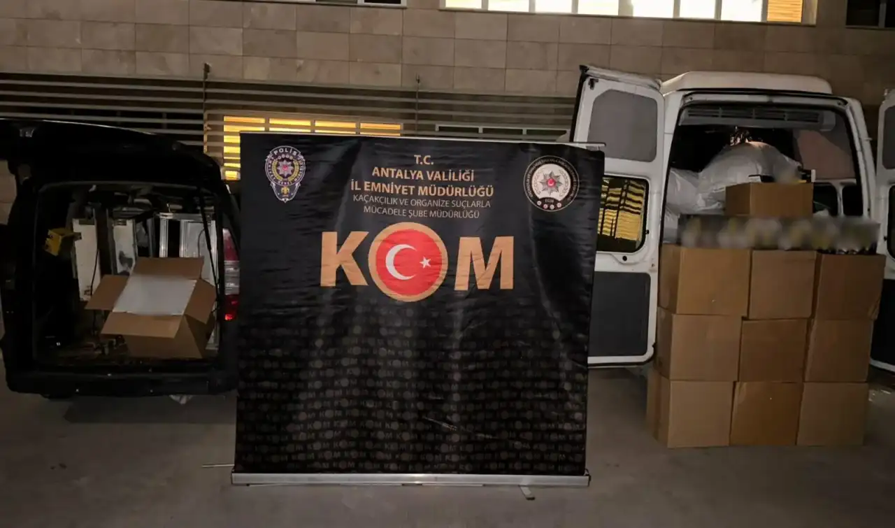 antalyada-kacakcilik-ve-orgut-suclarinda-cok-sayida-tutuklama-12-supheli-tutuklandi