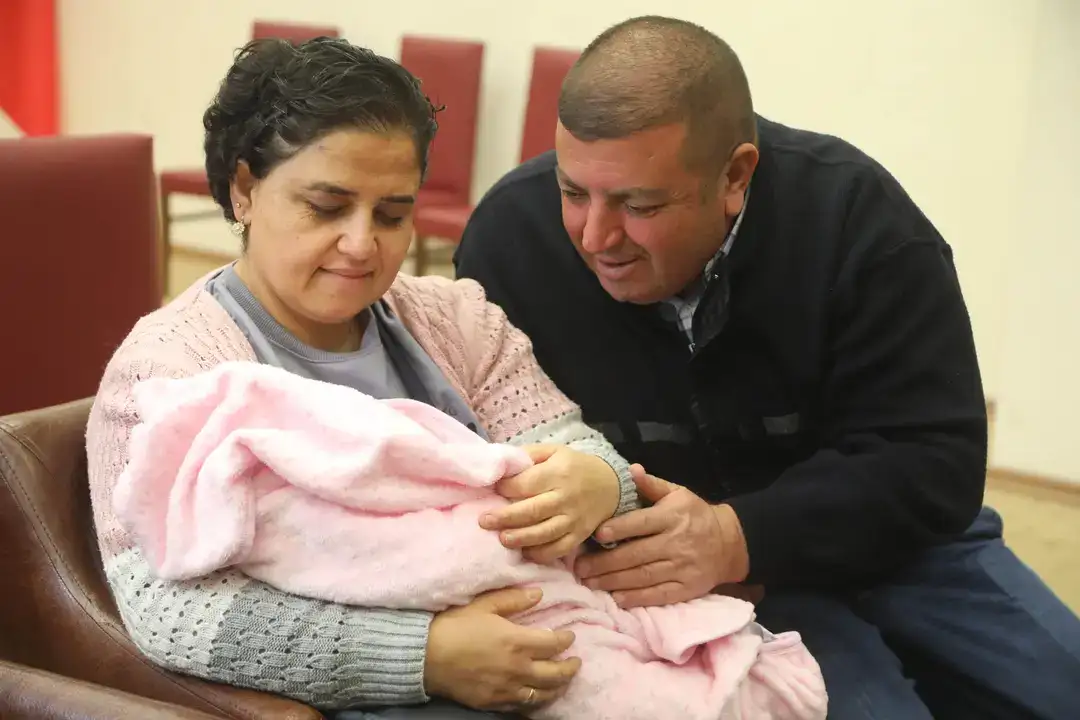 antalyada-koruyucu-aile-7-yil-sonra-ikinci-kez-anne-baba-oldu