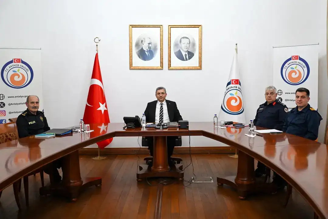 bakan-yerlikayadan-81-ilde-es-zamanli-toplanti-antalyadan-vali-ve-guvenlik-yetkilileri-katildi