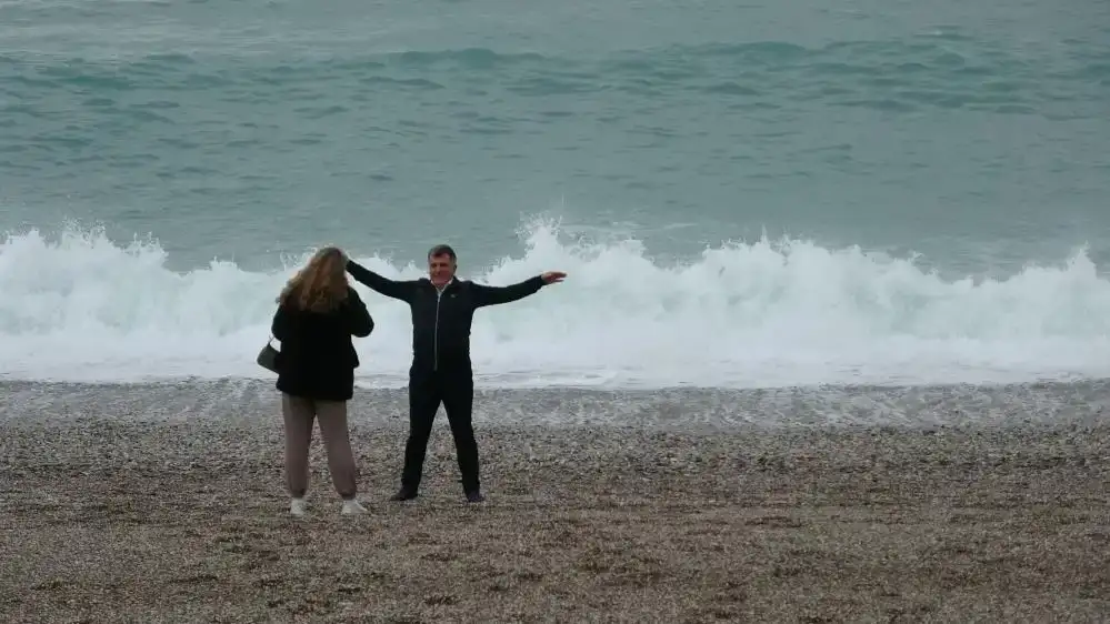 dev-dalgalar-konyaalti-sahilini-dovdu-sahil-beyaza-burundu