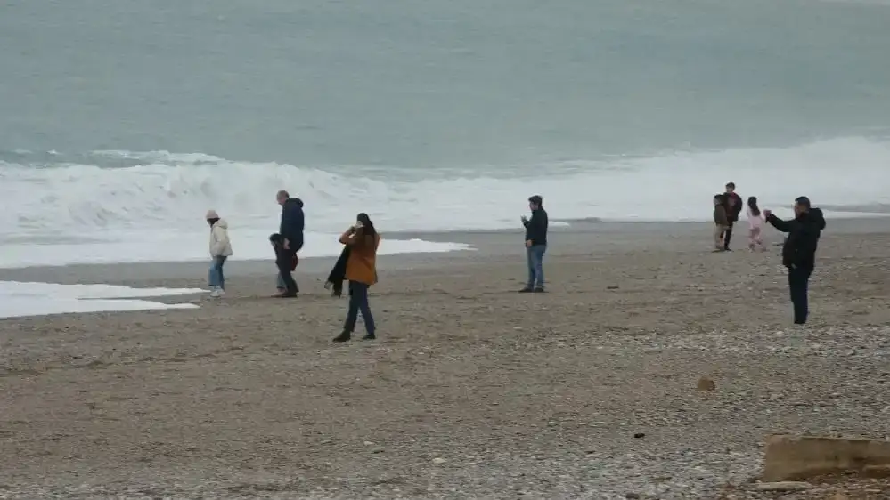 dev-dalgalar-konyaalti-sahilini-dovdu-sahil-beyaza-burundu