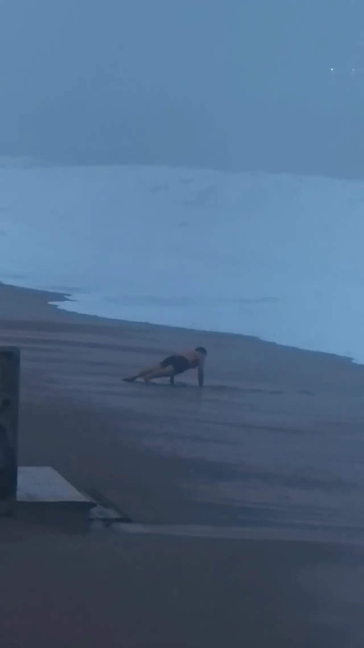 dev-dalgalar-konyaalti-sahilini-dovdu-sinavla-sabah-sporu-yapti