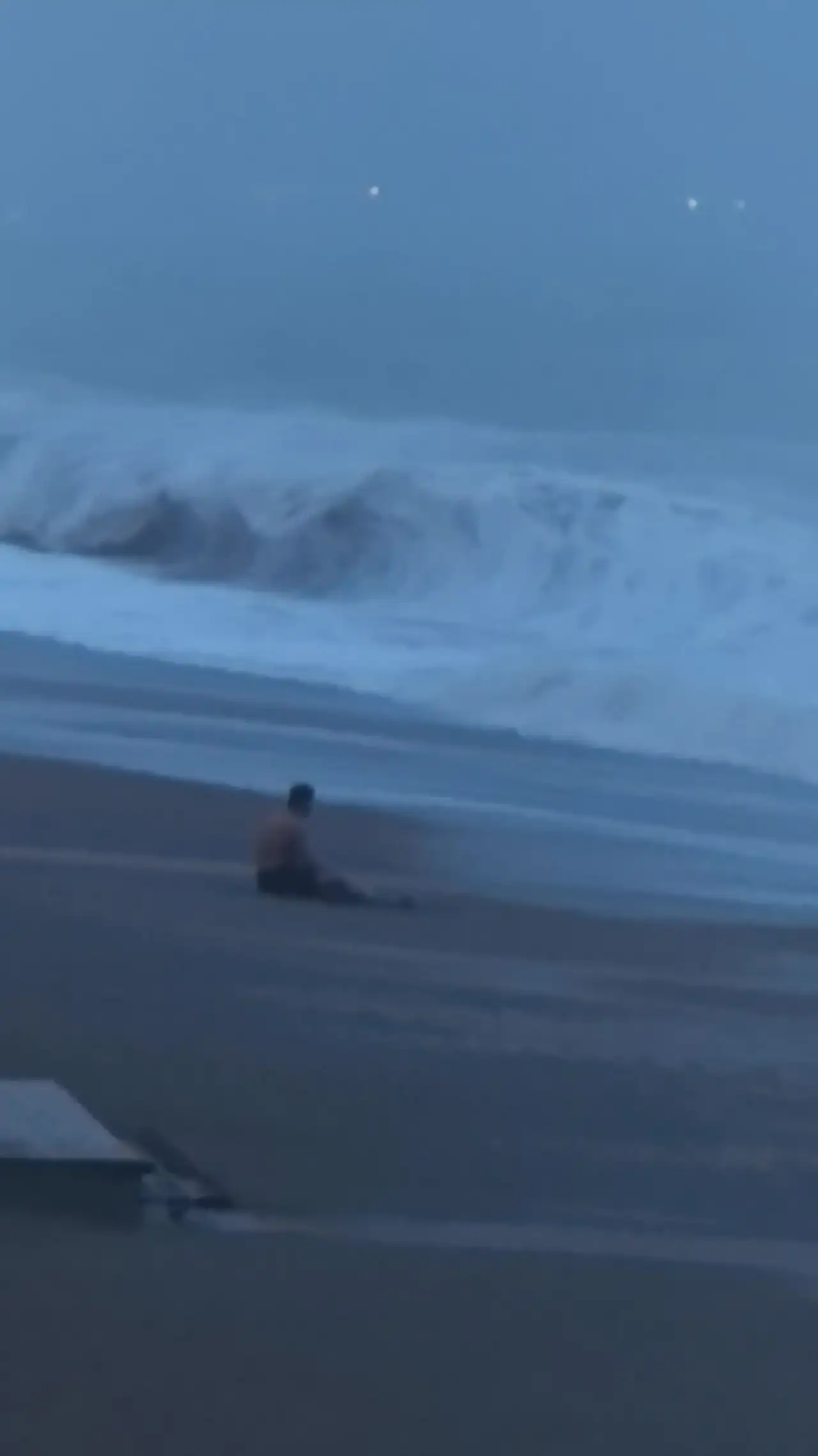 dev-dalgalar-konyaalti-sahilini-dovdu-sinavla-sabah-sporu-yapti