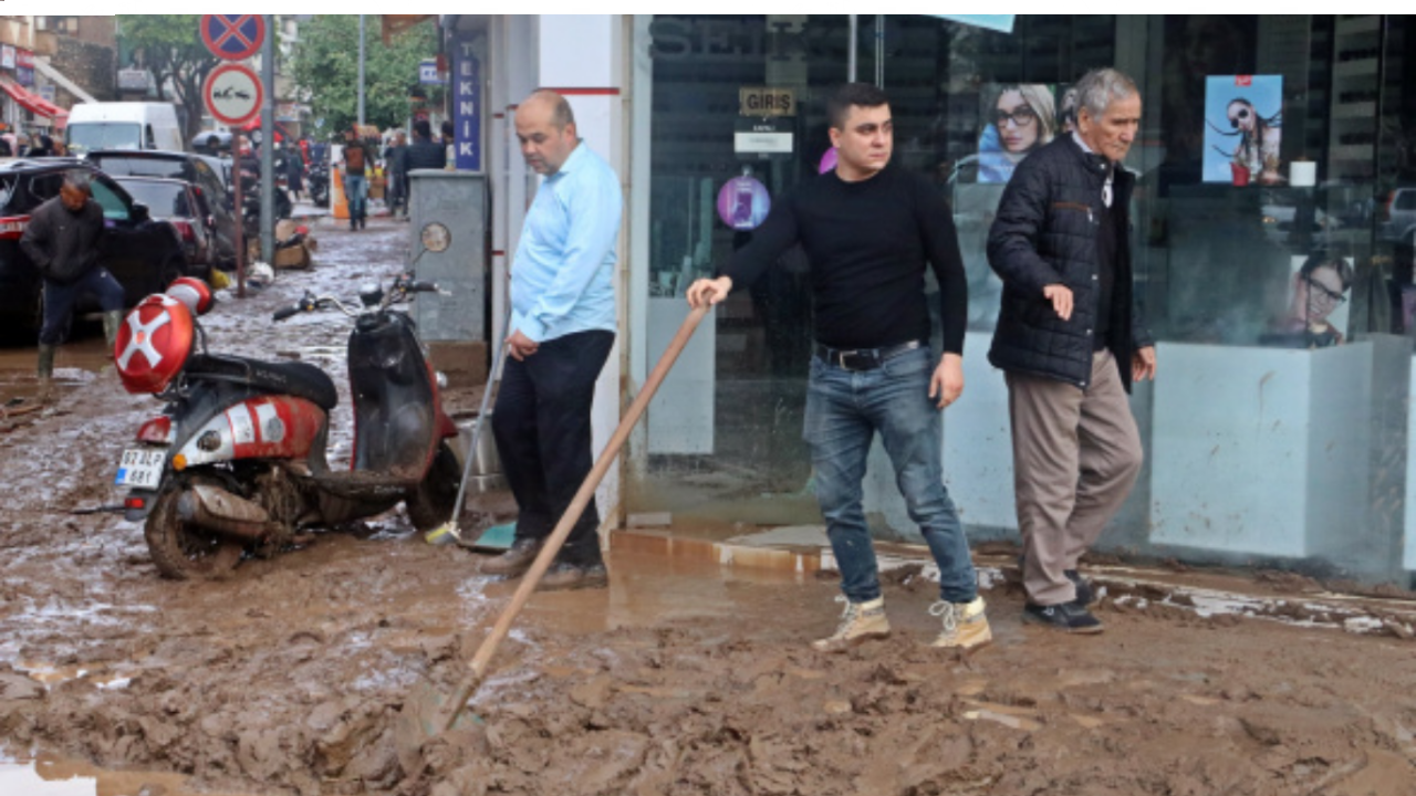 kumlucada-sel-alarmi-belediye-ve-protokol-sahada