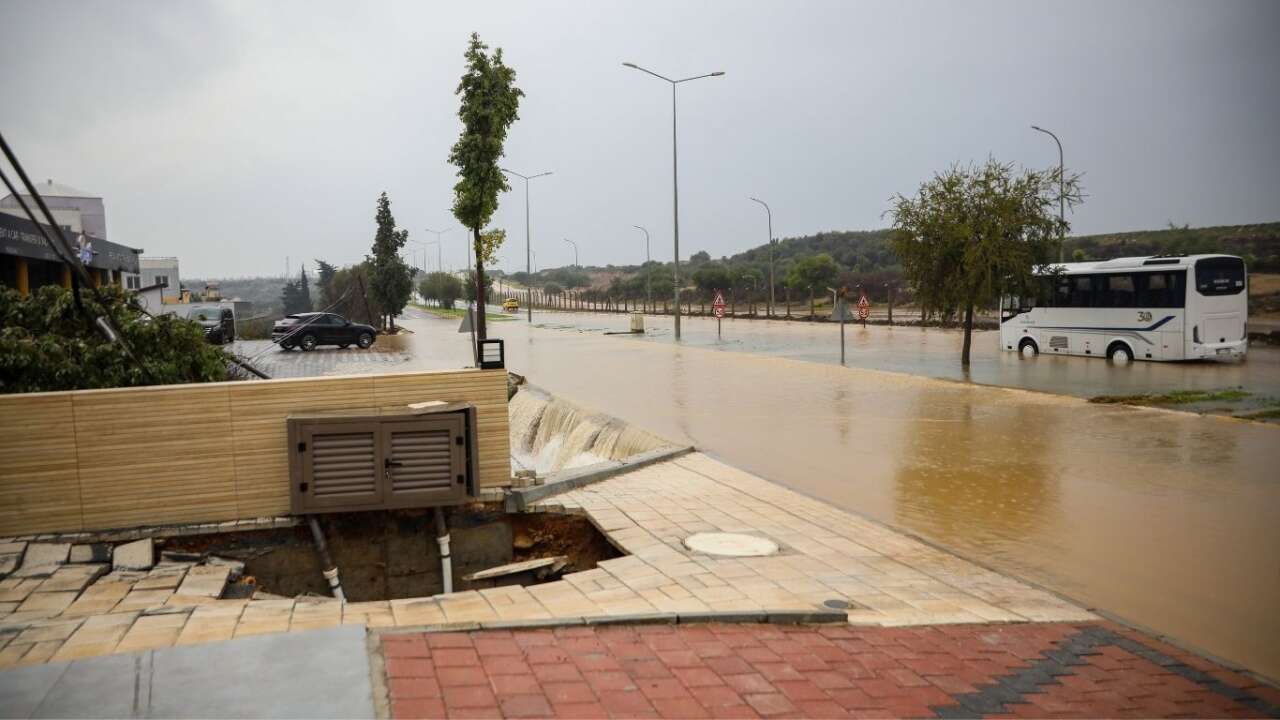 antalyada-sel-trafik-ve-tarimi-felc-etti