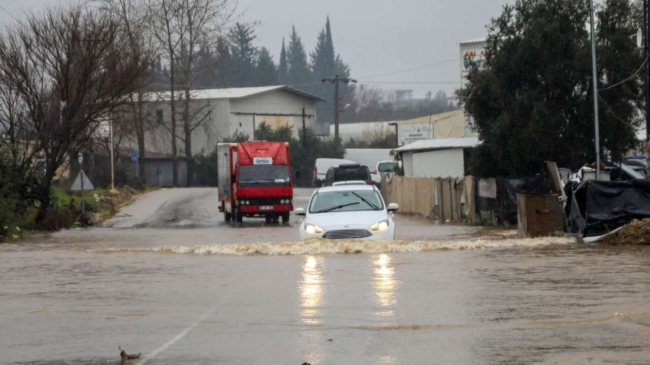antalyada-sel-trafik-ve-tarimi-felc-etti