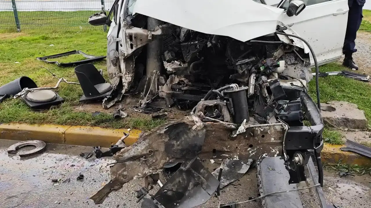 manavgatta-kaza-yapan-otomobil-kagit-gibi-dagildi